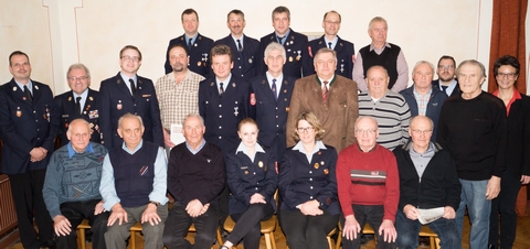 Insgesamt 38 Personen konnten für langjährige aktive und passive Mitgliedschaft bei der Feuerwehr Kösching ausgezeichnet werden