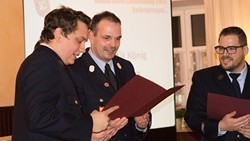 Zahlreiche junge Feuerwehrleute konnten von den beiden Kommandanten Jürgen Meier und Markus Würzburger befördert werden.