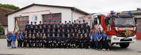 Sichtlich stolz sind die Feuerwehrleute der Köschinger Wehr auf ihr neues Hilfeleistungslöschfahrzeug.