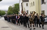 Angeführt von der Kapelle Huraxx Daxx marschierte eine stattliche Abordnung der Freiwilligen Feuerwehr Kösching vom Gerätehaus zur Pfarrkirche Mariä Himmelfahrt.