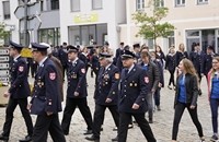 Zusammen mit den Köschinger Feuerwehrleuten marschierten auch die beiden Ehrenvorsitzenden Egidius Nunner und Thomas Schmidt sowie Kreisbandinspektor Franz Waltl im Kirchenzug mit.