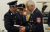 Ehrenvorsitzender Thomas Schmidt freute sich ebenfalls über einen Band mit dem Titel ''40 Jahre im Dienst der Freiwilligen Feuerwehr''.