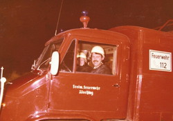 In den 1970er- und 1980er-Jahren gehörte ein gepflegter Oberlippenbart zum Erscheinungsbild vieler Männer. Auch bei der Feuerwehr Kösching rückte so mancher Aktiver mit Helm, Schutzanzug und Schnauzer aus, wie dieses Bild aus dem Jahre 1979 beweist.