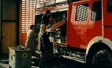 Abnahme des neuen Fahrzeugs durch die Köschinger Feuerwehr bei der Firma Metz in Karlsruhe. Auf dem Bild zu sehen: Ein Mitarbeiter der Aufbaufirma, Heinrich Meil (oben) und Kommandant Thomas Huber (von links).