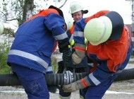 In der Grundausbildung erlernen die Teilnehmer die Feuerwehr-Basics - wie zum Beispiel das Kuppeln einer Saugleitung.