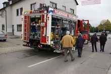 Viele Besucher nahmen die Fahrzeuge der Köschinger Feuerwehr genauer unter die Lupe.