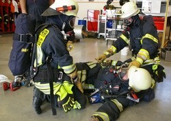 Wie muss ich reagieren, wenn ein Atemschutzgeräteträger im Einsatz verunfallt ist? Mit dieser Frage beschäftigten sich die jungen Feuerwehrleute.