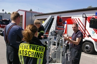 Eine gehörige Portion ''Drehleiter'' vermittelte Kommandant Jürgen Meier (rechts). Der Feuerwehrchef informierte, was bei einem Atemschutzeinsatz mit dem Hubrettungsfahrzeug beachtet werden muss.