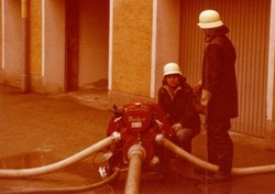 Die TS 8/8 im Einsatz: Am 30. März 1980 - dem Palmsonntag - wurde die Feuerwehr Kösching zu Pumparbeiten in die Untere Marktstraße gerufen. Die Feuerwehrleute trugen damals noch schwere Schutzanzüge aus Leder.