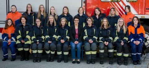 Gruppenfoto mit Bürgermeisterin Andrea Ernhofer. Seit dieser Aufnahme im April 2017 hat sich die Anzahl der Feuerwehrfrauen weiter erhöht: Derzeit versehen 25 Damen aktiven Dienst bei der Stützpunktwehr.