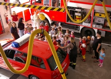Karin und Elke zeigen den Kindern, mit welchen Fahrzeugen die Feuerwehr zu ihren Einsätzen ausrückt.
