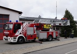 Ein besonders schöner Christbaum ziert auch in diesem Jahr den Vorplatz des Feuerwehrgerätehauses in Kösching. Das stattliche Exemplar wurde von der Familie Kurrer gestiftet.