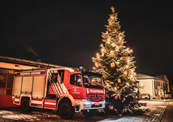 Vorweihnachtliche Stimmung verbreitet der Köschinger Feuerwehr-Christbaum. Zu bestaunen ist das schöne Exemplar seit dem ersten Adventswochenende auf dem Vorplatz des Gerätehauses an der Lindenstraße.