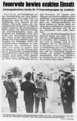 Unter der Schlagzeile ''Feuerwehr bewies exakten Einsatz'' berichtete der Donaukurier über die erste Leistungsprüfung der Freiwilligen Feuerwehr Kösching am 27. Mai 1961. Auf dem Bild des Artikels ist unter anderem der damalige Kommandant Thomas Huber (rechts, mit weißem Helm) zu erkennen.