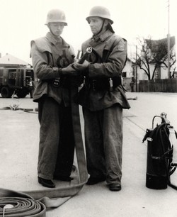 Bei der Abnahme am 16. April 1966 fungierten Erhard Danner (links) und Johann Reck als Löschtrupp, der heutzutage als Angriffstrupp bezeichnet wird. Damals trugen die Wehrleute noch rote Stahlhelme und den Schutzanzug Bayern I, der aus olivgrünem Zeltstoff amerikanischer Herkunft gefertigt war. Handschuhe und Stiefel zählten damals noch nicht zwingend zur persönlichen Schutzausrüstung.