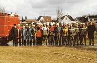 Die Teilnehmer der Leistungsprüfung am 27. März 1983. Als Schiedsrichter fungierten Kreisbrandmeister Josef Meixner (links), Kreisbrandinspektor Nikolaus Maier (dritter von links) und Kreisbrandrat Anton Bauer (fünfter von links). Rechts: Vorsitzender Egidius Nunner.